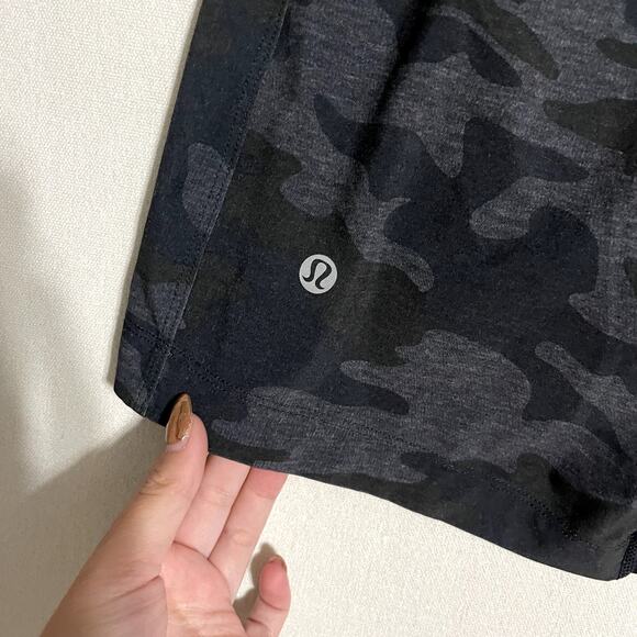 Lululemon Men's Camo Lined Athletic Training Shorts Black Gray  - Size M - Picture 4 of 9